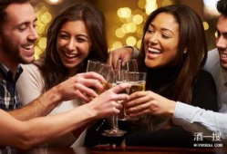 酒吧吃瓜爆料图片搞笑视频,搞笑视频笑翻全场！